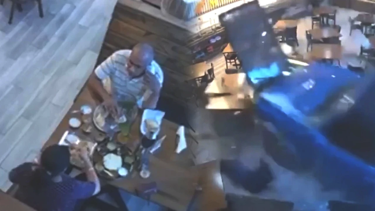 Restorana Giren Araçla Dehşet Anları! O Anların Görüntüleri Şaşkınlık Yarattı!